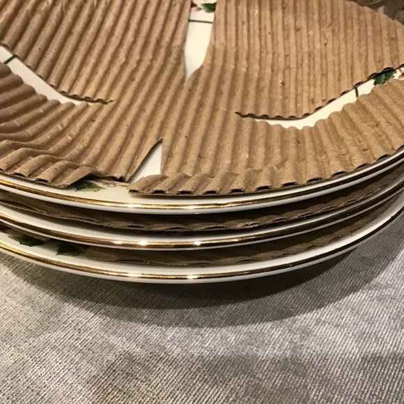 4 Budlet Ivory Christmas Holly Traditions 8" Bowls. Vintage Fine China - Picture 2 of 5